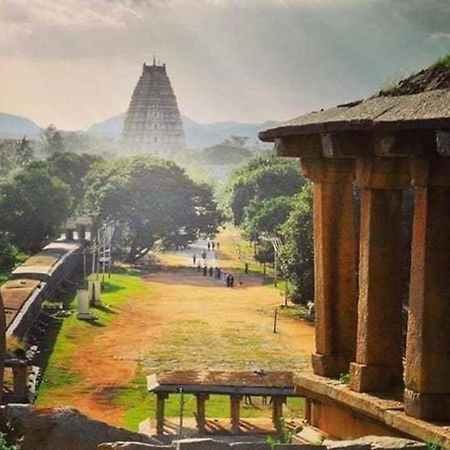 Om Shanti Om Home Stay & Cafe Hampi Bagian luar foto