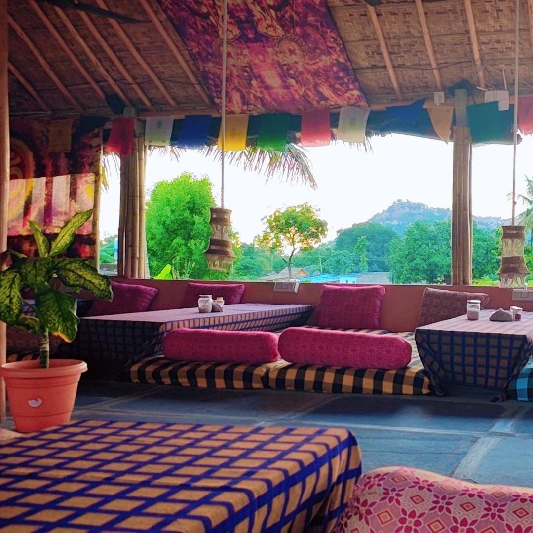 Om Shanti Om Home Stay & Cafe Hampi Bagian luar foto